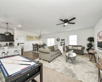 Family-Friendly 4 Bed & 2 Bath Oasis with Fully Equipped Kitchen & Relaxing Vibes - Brookshire - Wohnzimmer
