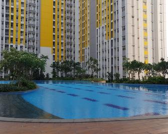 Comfortable 2br Springlake Summarecon Apartment By Travelio - Bekasi - Pool