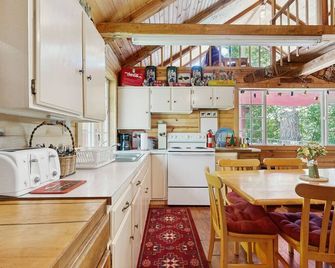 The Creekside Cabin - Cascade - Kitchen
