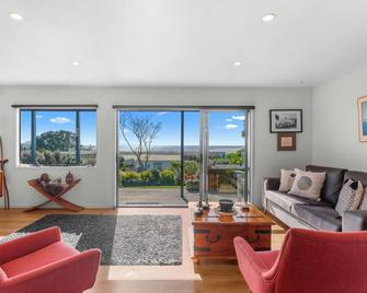 19th Hole Getaway - Mangawhai Holiday Home - Mangawhai - Living room