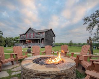The Bandita Room - Wander Inn - Round Top - Patio