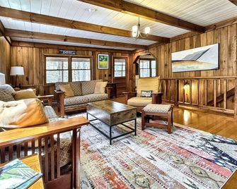 Creekside,firepit,wood stove,family&dog friendly,covered deck dining - Scaly Mountain - Living room