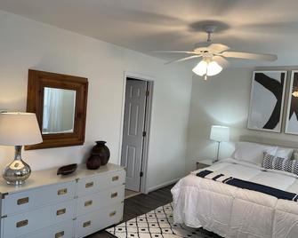 Nicely furnished 2 bedroom with newer construction in nice area! - Charlotte - Bedroom