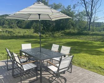 Ellicottville Getaway - Cozy, NEWLY built townhouse with 4 bedrooms and 2.5 bath - Ellicottville - Patio
