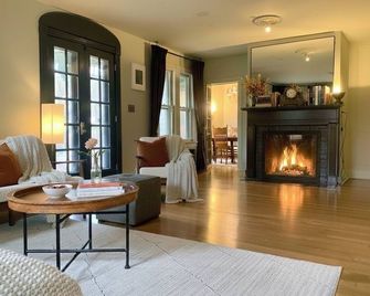 Idyllic farmhouse retreat in lower Hudson Valley, hiking trails steps away! - Garrison - Sala de estar