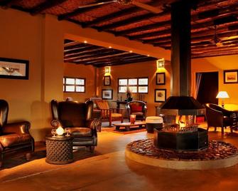 Intu Afrika Zebra Kalahari Lodge - Hoachanas - Lounge