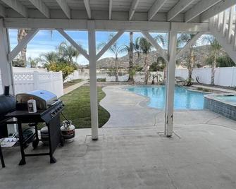 Charming 3-bedroom house in Moreno Valley with huge pool ,spa and connected lake - Moreno Valley - Pool