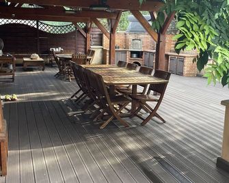 Country property with covered terrace and large swimming pool - 두시 - 파티오