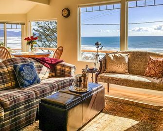 Completely Renovated Ocean View Cottage. Walk To The Beach!! - Oceanside - Living room
