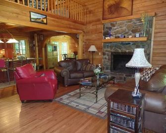 Creekside Paradise Bed and Breakfast - Robbinsville - Living room