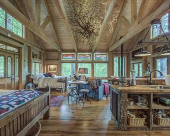 Tree House On Little Peak Creek Farm! - Jefferson - Restaurant