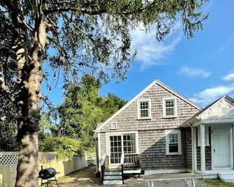 Minutes to beaches & canal Family friendly updated beach house - Buzzards Bay - Building