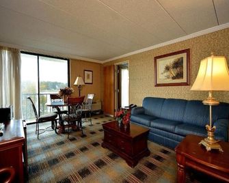 River-View Room, King Suite With Jetted Tub And Ba - Somerset - Living room