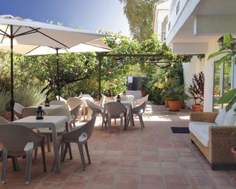 Apartamentos Turisticos La Mundial - Málaga - Patio