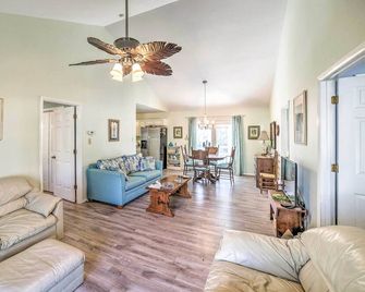 Oak Island Home w/ Yard 1 Mi to the Beach! - Oak Island - Sala de estar