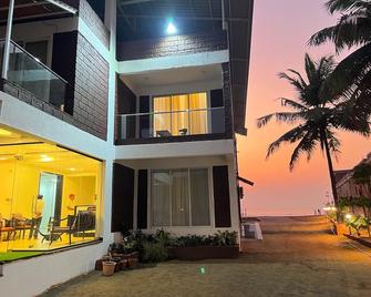 Coastal Bay Beach Resort - Dāpoli - Building