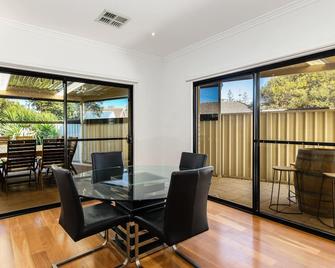 Swainson on Lexington - 200m to Beach! - Henley Beach South - Dining room