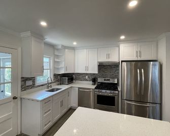 Peaceful 5 Bedroom 3 Bathroom House - 30 min from NYC - Tuckahoe - Kitchen