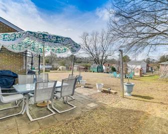 Colonial Heights Home with Large Yard and BBQ Grill! - Colonial Heights - Patio