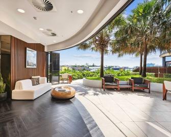 Chic 1-Bed with Parking, Infinity Pool and Gym - Brisbane - Patio