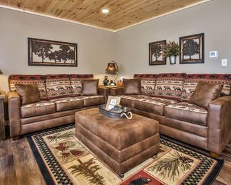 Gone Fish Inn: Remodeled Lakefront Cabin, Free Wi-Fi & Firewood, No Cleaning Fee - Saint Germain - Living room