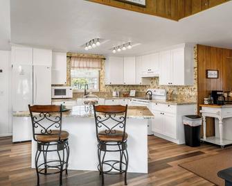 Charming 3-bedroom farmhouse with AC and WiFi 15 minutes to downtown Paso Robles - San Miguel - Cocina