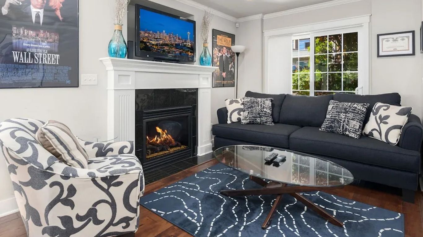 Seattle Vacation Home: Wall St.