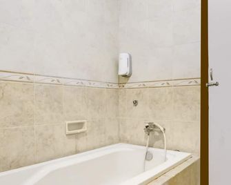 Hotel O Ratu - Denpasar - Baño