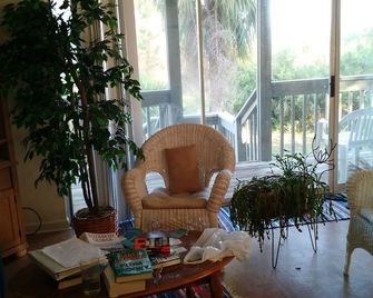 Best Beach- Ocean Views -- Guest House - Saint Helena Island - Living room