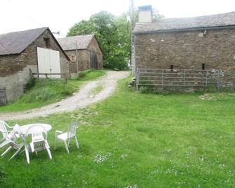 Lake, nature, space; in family in the heart of Aveyron. Rustic - Pont-de-Salars - Patio