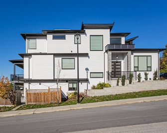 Modern Gateway Family-sized Suite in Thornhill-Maple Ridge - BC - Maple Ridge - Building