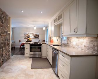 Lakefront Cottage for families, just minutes from Port Carling in Muskoka! - Port Carling - Kitchen