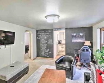 Detroit Cozy Cottage Dearborn Heights cute, cozy & 20 mins from Downtown Detroit - Dearborn Heights - Living room