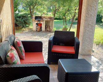 Lovely cottage has the entrance to the Verdon Gorges - Castellane - Patio