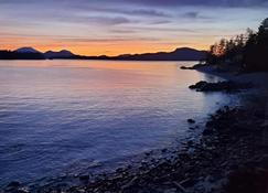 {Forget-Me-Not Inn} Alaskan Waterfront Vacation Rental (Deer Suite) - Sitka - Beach