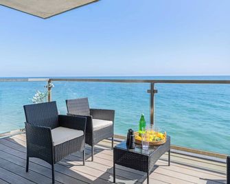 Big Rock Beach Retreat With Oceanfront Balconies, Direct Beach Access & Sweeping Sunset Views Pacific Coast Outlook by Avantstay - Malibu - Balcony