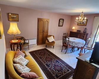 Hilltop Village Apartment with Superb Sea and Mountain Views - Castellar - Living room