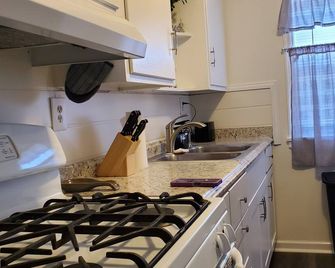 Tranquil Cozy Retreat - Centrally Located - Lafayette - Kitchen