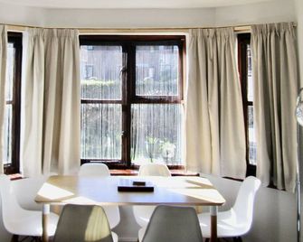 Lovely 3 bed ground floor flat with free parking - Swanage - Comedor