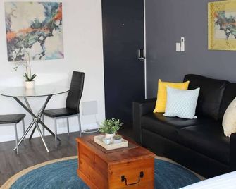 Studio 23 - City Pad with Free Parking - Launceston - Wohnzimmer