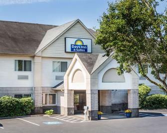 Days Inn & Suites by Wyndham Vancouver - Vancouver - Building