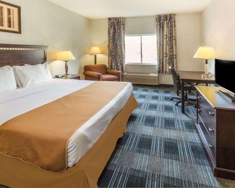 Days Inn & Suites by Wyndham Vancouver - Vancouver - Bedroom