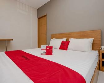 RedDoorz near Ahmad Yani Airport - Semarang - Habitación