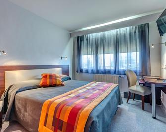 Hotel Le Pacifique - Riom - Bedroom