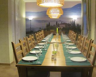 Large farmhouse with pool, minutes from the beach - Levenhagen - Restaurante