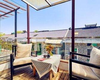 Yujin Family | Coffee, Meals, Homestay (West Lake Lingyin Temple Store) - Hangzhou - Balcony