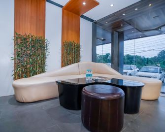 Hotel Akc - Zerakpur - Лоббі