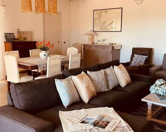 Emerald Coast, three minutes from the beach Villa with breathtaking views - San Pantaleo - Wohnzimmer