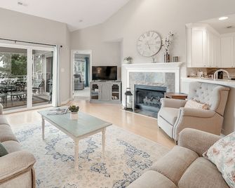 Lake Norman Luxury Waterfront 3rd Floor Condo With Elevator, Pool, Tennis - Cornelius - Living room
