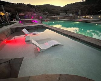 Hope Hostel 18 Bedroom Christian Setting - Perris - Pool